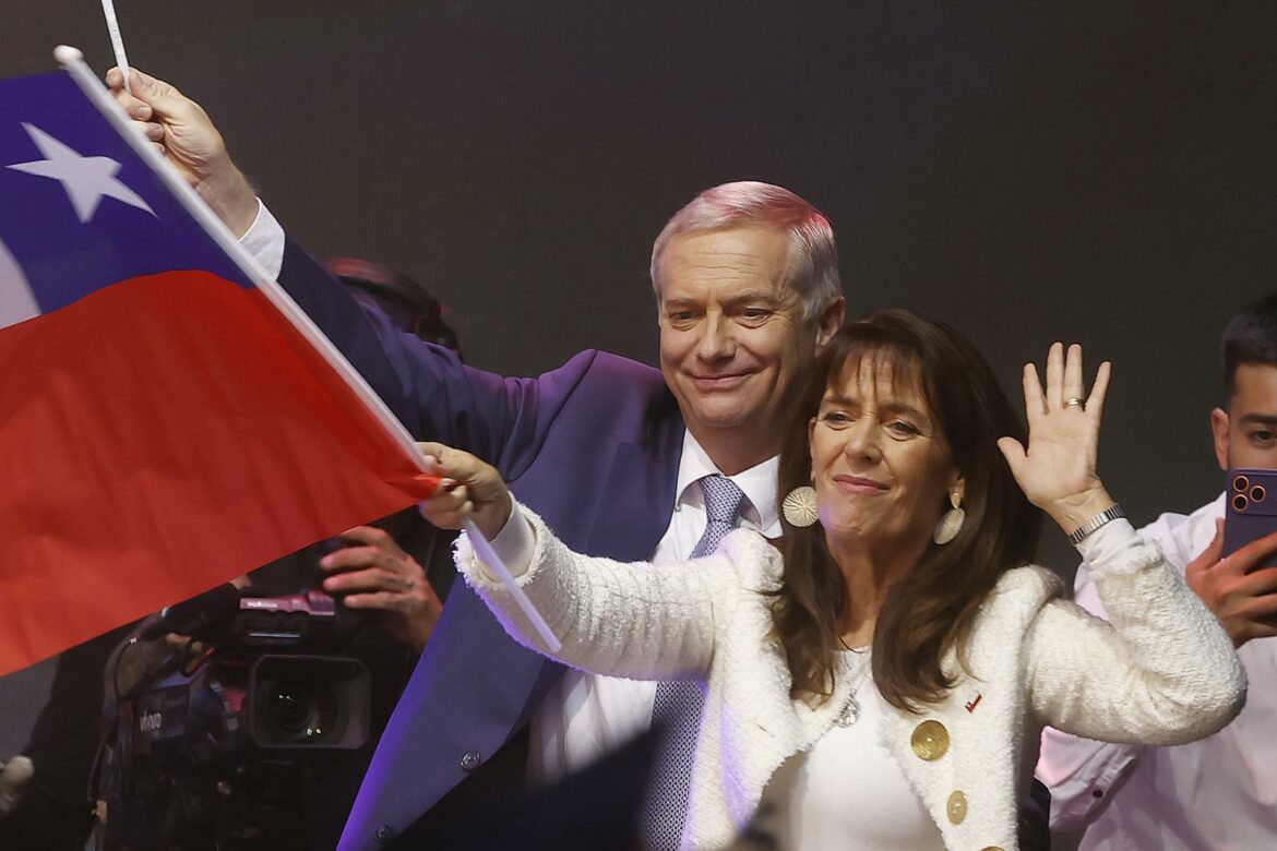 Chile da un giro histórico y convierte a Kast en el primer presidente ultraderechista en democracia