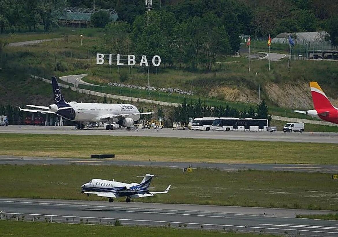 Un avión alemán aterriza de urgencia en Bilbao con un cadáver a bordo tras fallecer un pasajero en pleno vuelo