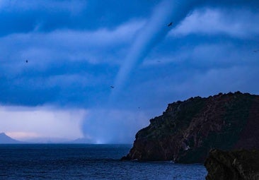 Impactantes imágenes de las mangas marinas que arrasaron el paseo marítimo de Mazarrón