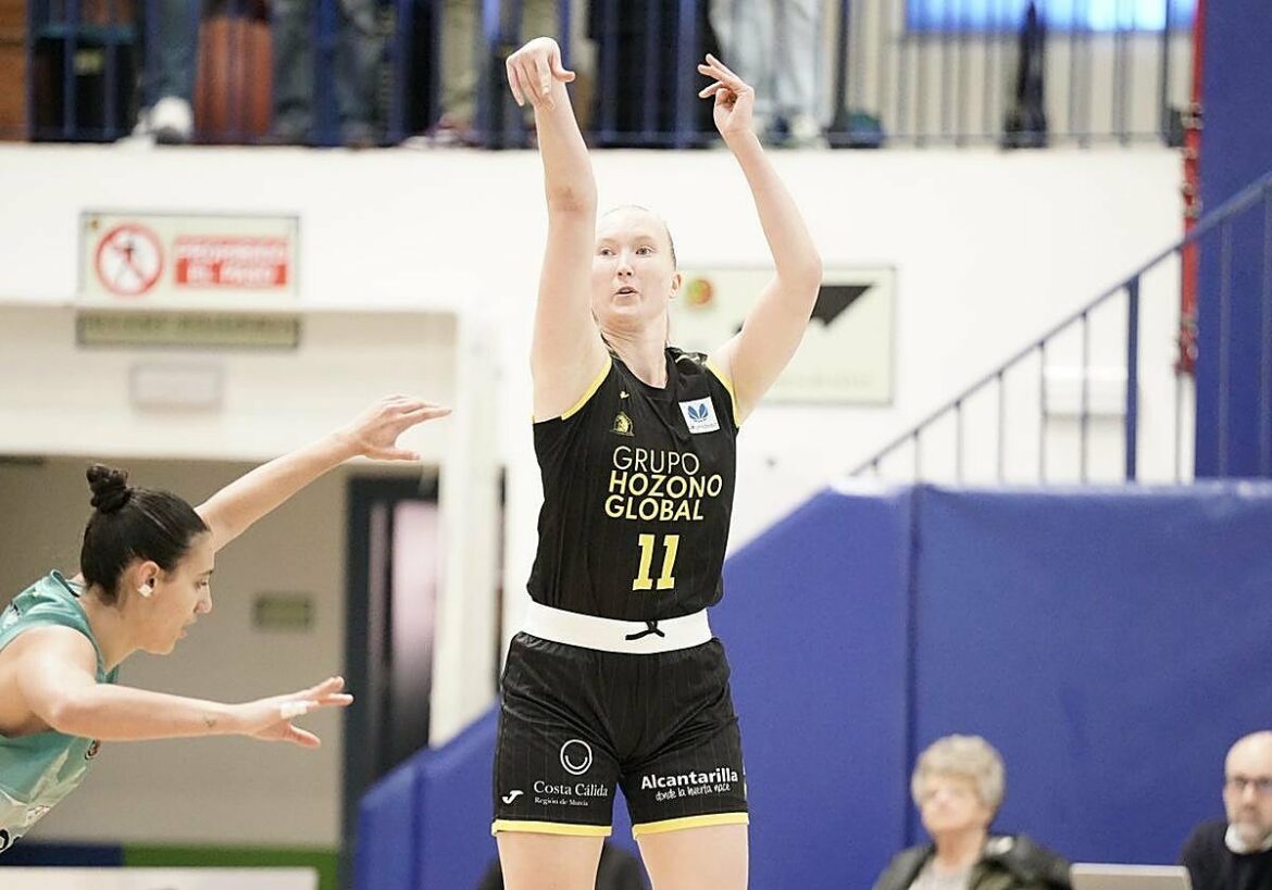 Milagro navideño del Hozono Jairis para vencer 72-77 en Estepona y acariciar la Copa