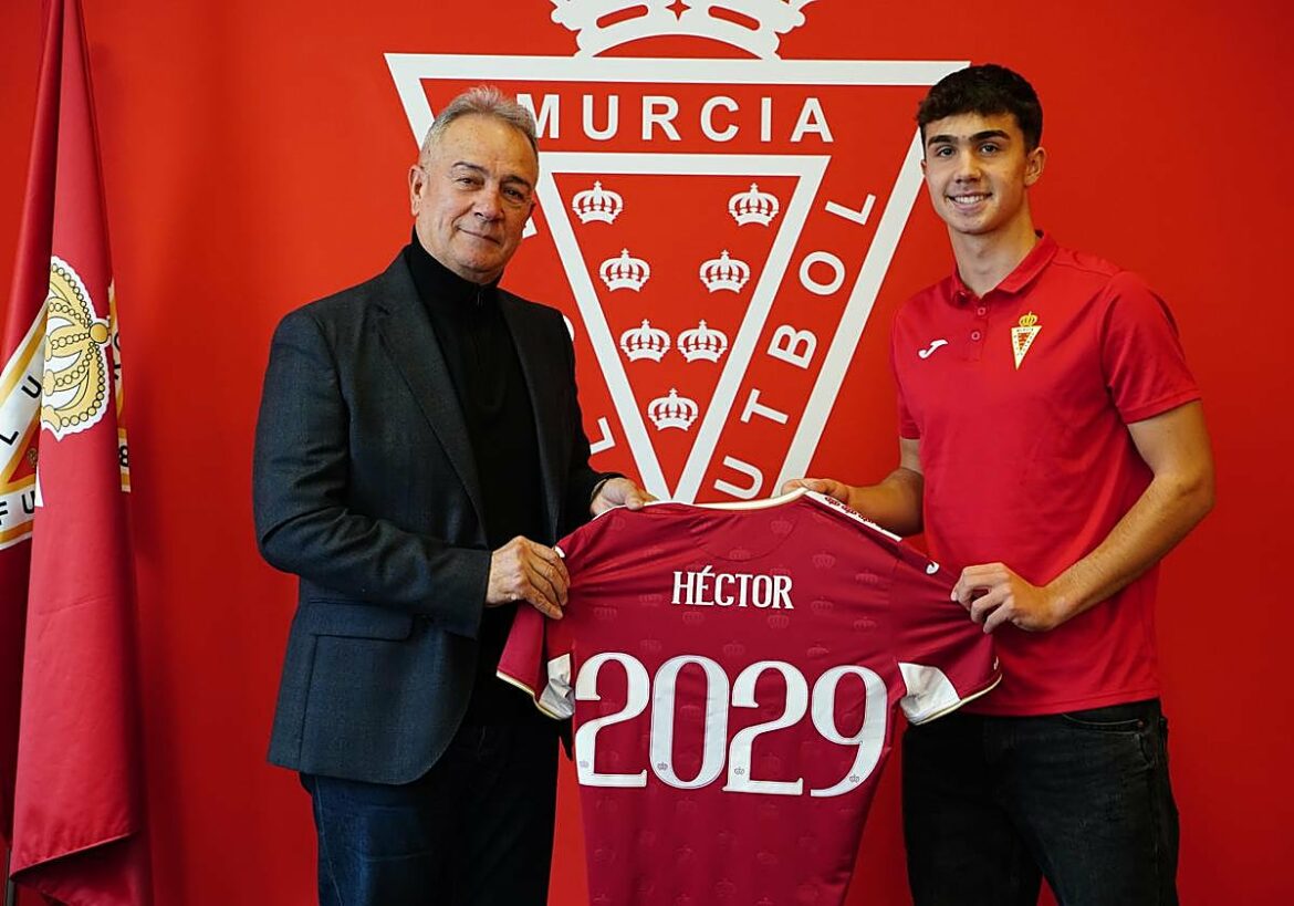 El Real Murcia blinda a Héctor Pérez hasta 2029