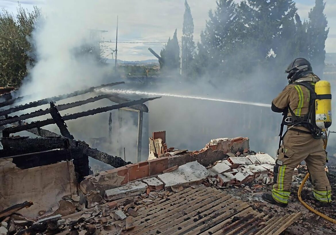 Extinguen un incendio en una vivienda de Santomera