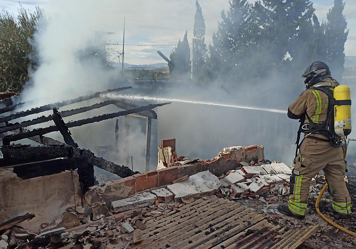 Un bombero trabaja esta sábado en la extinción del incendio declarado en Matanzas, Santomera,
