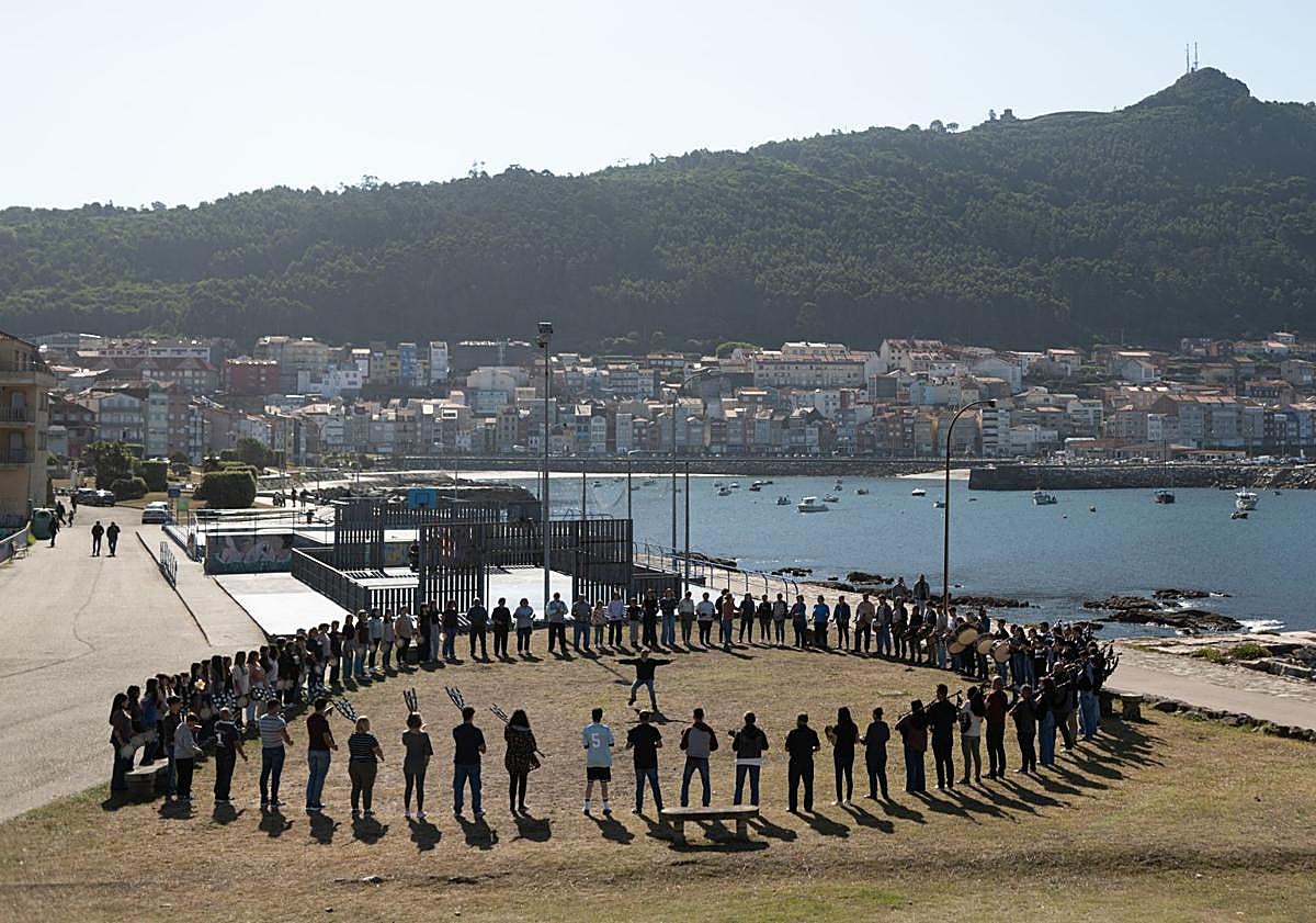 Imagen principal - Un fotograma de la película, una imagen del rodaje y Tamar Novas y Xosé A. Touriñán, en un fotograma.