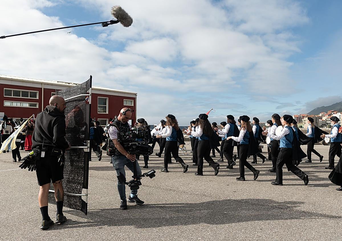 Imagen secundaria 1 - Un fotograma de la película, una imagen del rodaje y Tamar Novas y Xosé A. Touriñán, en un fotograma.