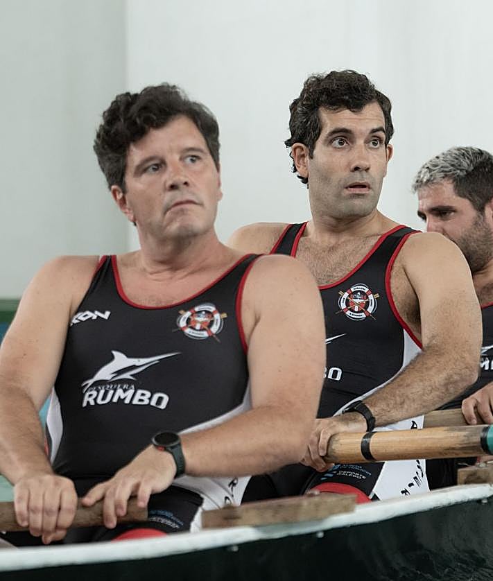 Imagen secundaria 2 - Un fotograma de la película, una imagen del rodaje y Tamar Novas y Xosé A. Touriñán, en un fotograma.