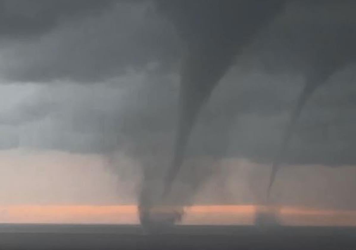 Varias mangas marinas causan destrozos en el paseo marítimo de Mazarrón