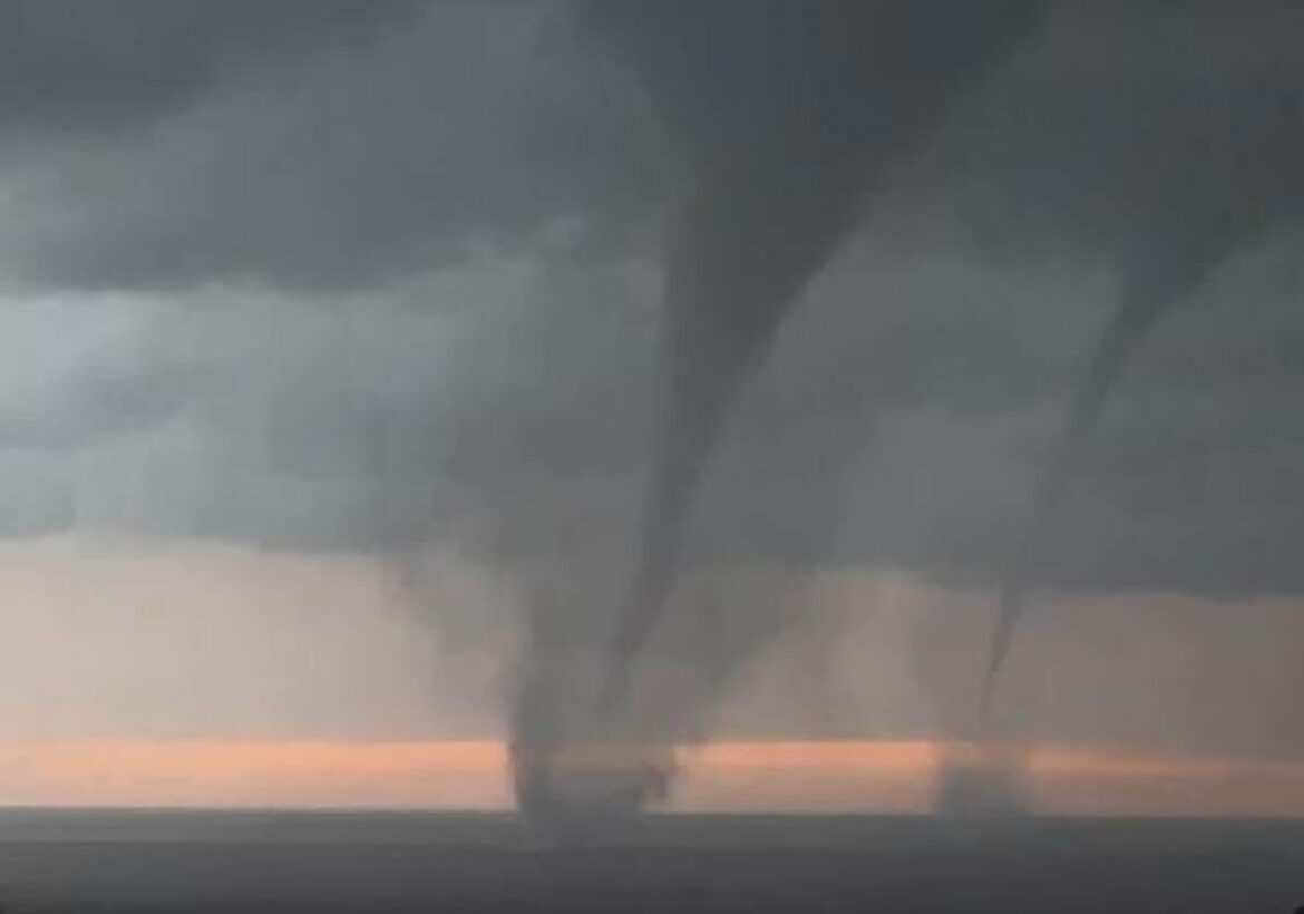 Varias mangas marinas causan destrozos en el paseo marítimo de Mazarrón