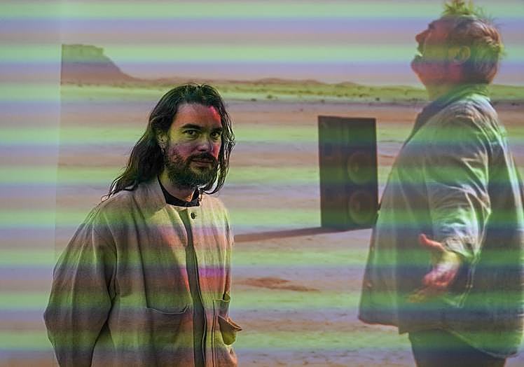 Oliver Laxe, viendo su instalación en el Reina Sofía