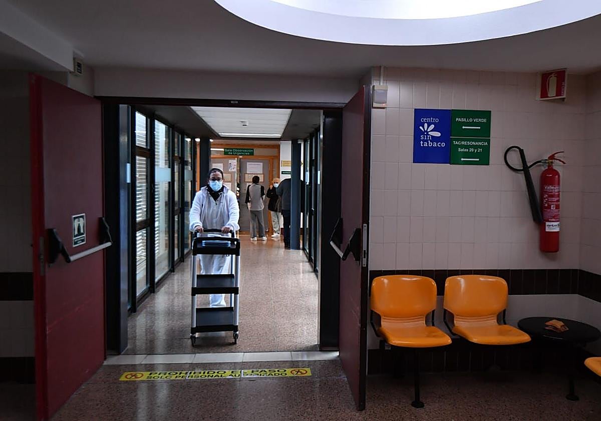 Imagen principal - El hospital Morales Meseguer y el Reina Sofía, este martes.