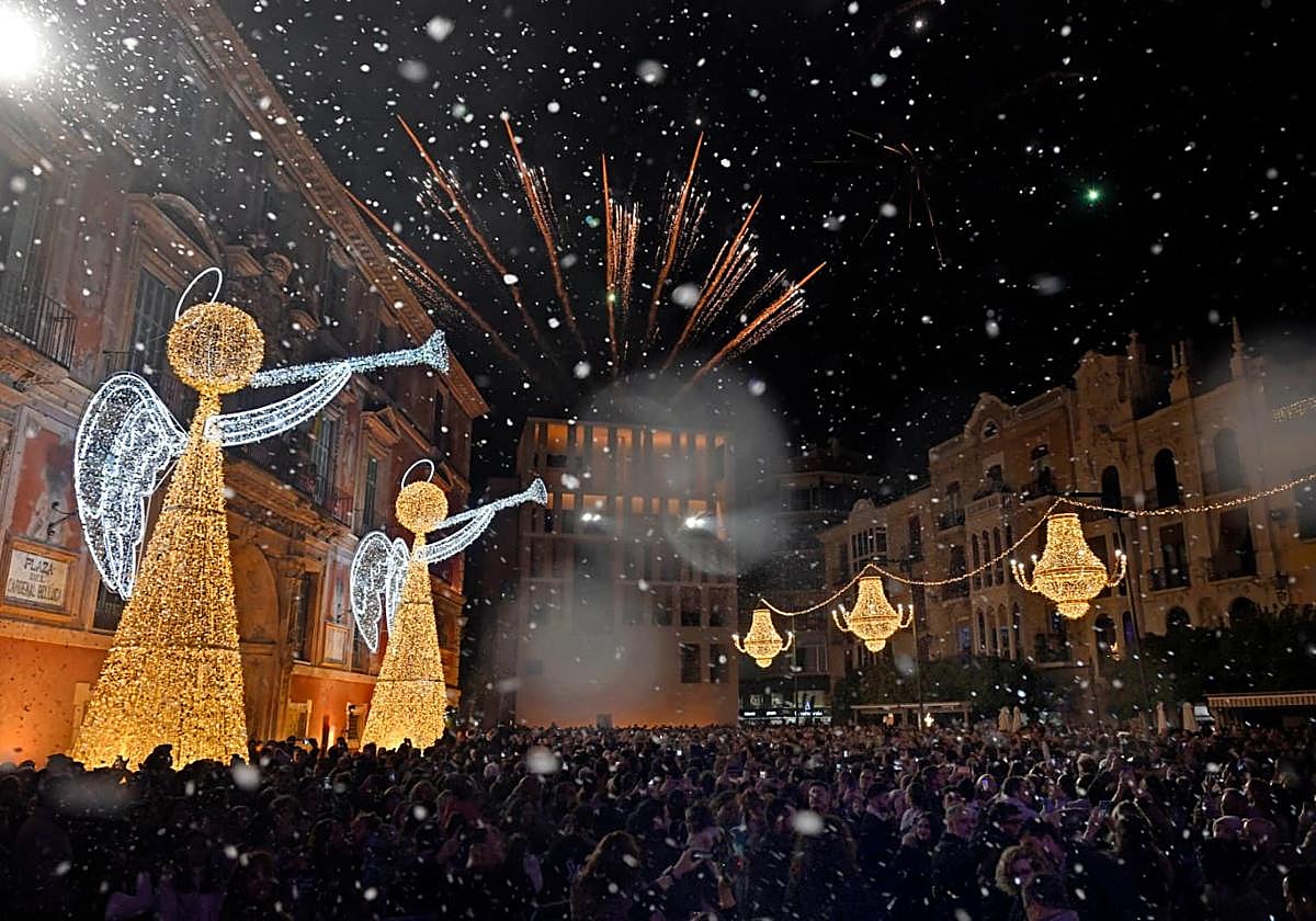 Encendido de la iluminación navideña, este 2025, en la plaza Belluga de Murcia.