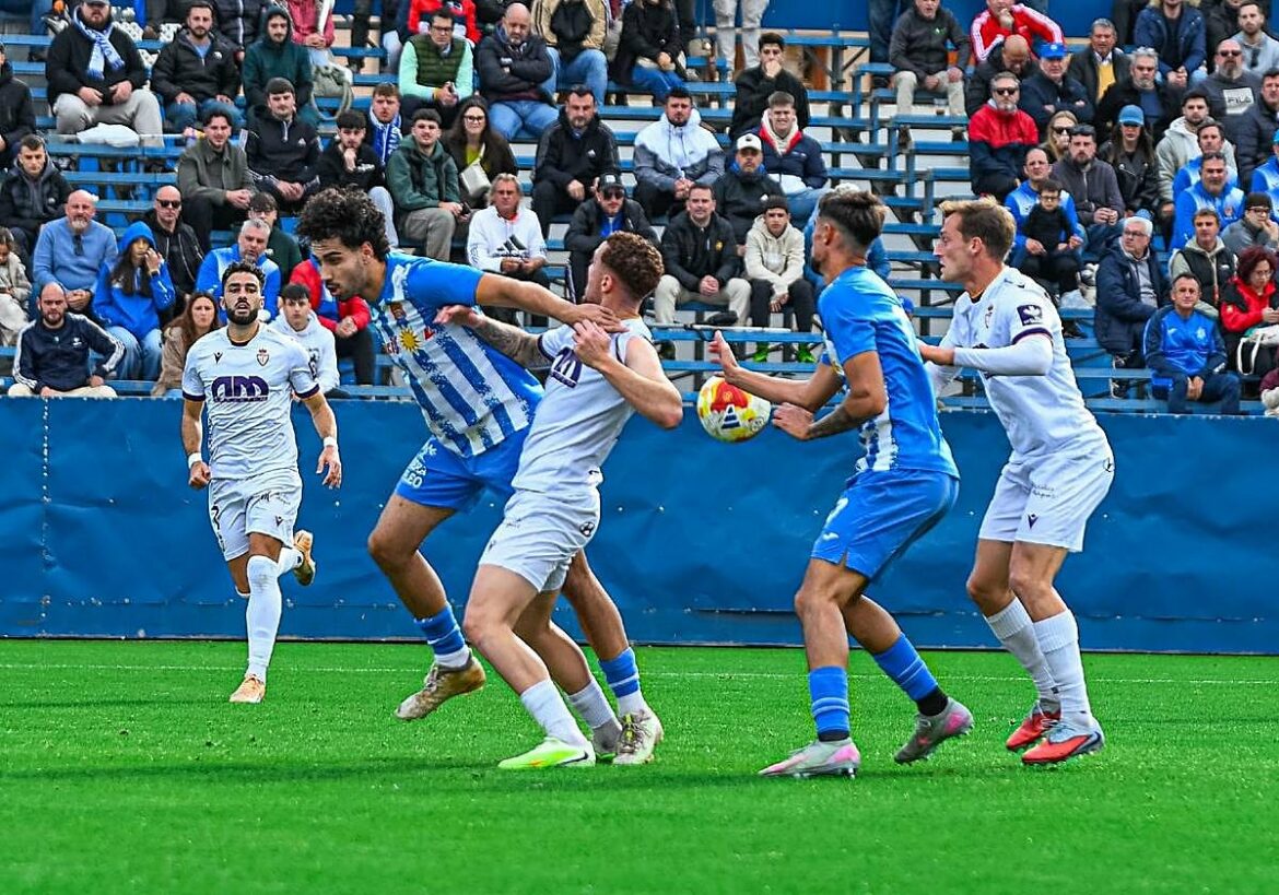 Javi Moyano amarga la fiesta del Águilas en El Rubial