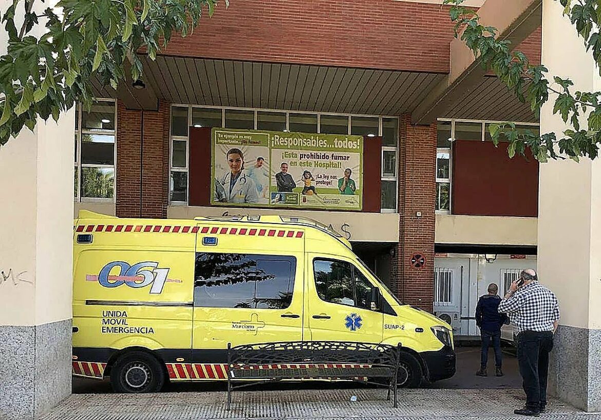 Ingresado en la UCI tras chocar contra un coche cuando circulaba en patinete por Murcia