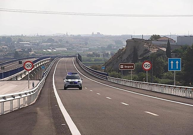 Un vehículo de la Guardia Civil circula por uno de los tramos del Arco Noroeste, a la altura de Ceutí.