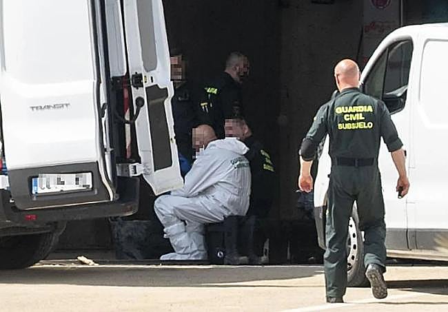 Agentes de la Guardia Civil, este sábado, en la nave de Librilla donde se recuperaron los dos cadáveres.