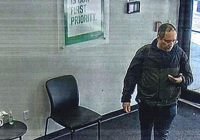 El supuesto asesino, captado por las cámaras de seguridad, alquiló el miércoles un coche. r