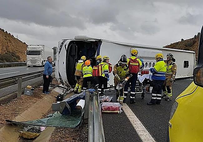 Efectivos sanitarios junto al autobús accidentado en la autovía A-7 en Murcia.