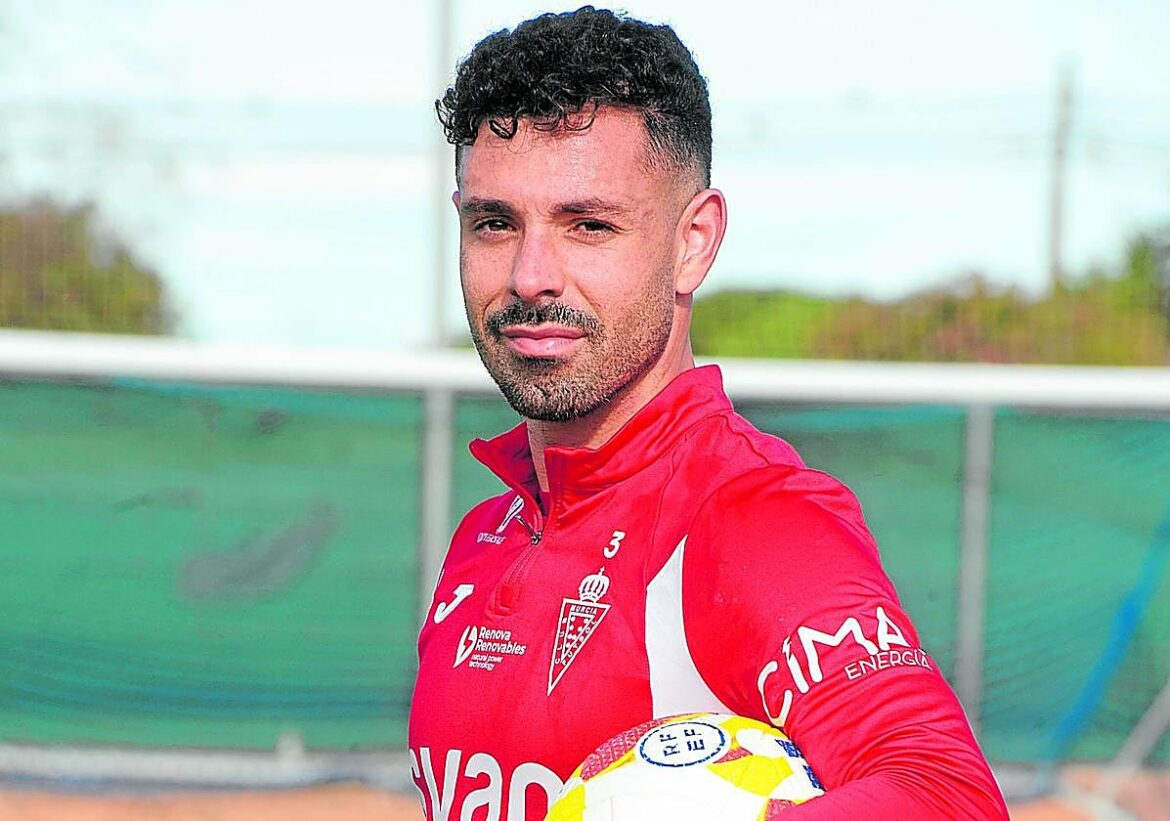 Álvaro Bustos: «Javi Rey intentó llevarme al Efesé, pero he venido al Real Murcia para ascender a Segunda»