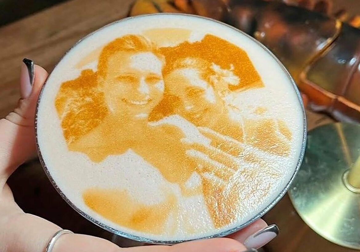 El local de Murcia que imprime tu cara en un café o cóctel: «Prueba una experiencia diferente»