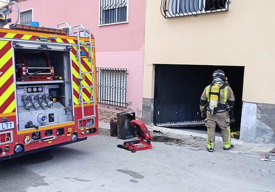 Herido grave un hombre al incendiarse una cochera en Cieza