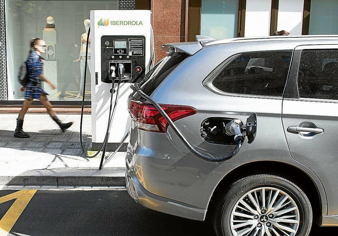 Los clientes recibirán las nuevas ayudas por coche eléctrico un mes después de la compra