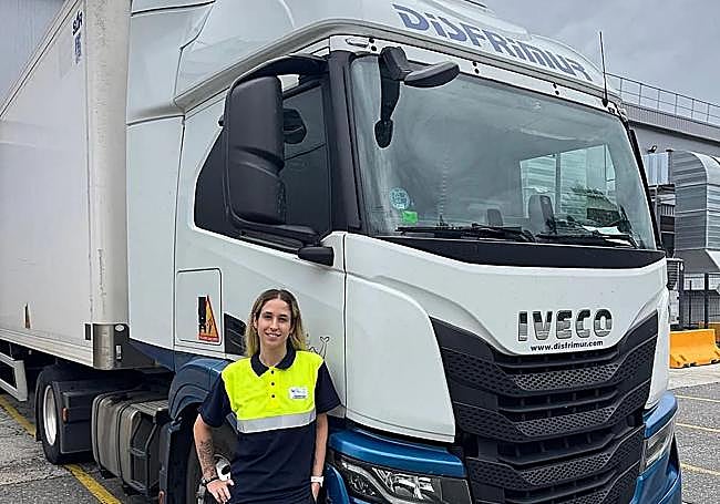 Andrea frente a uno de los camiones de la empresa murciana.