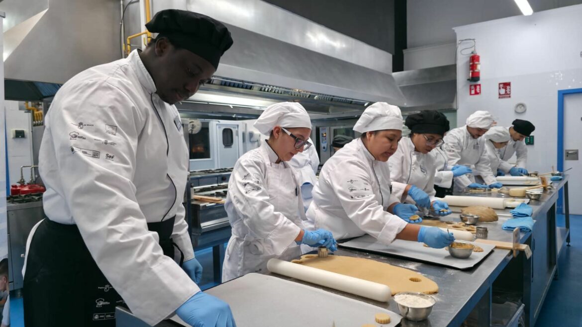 Dulces navideños a cambio de juguetes para los niños de Murcia