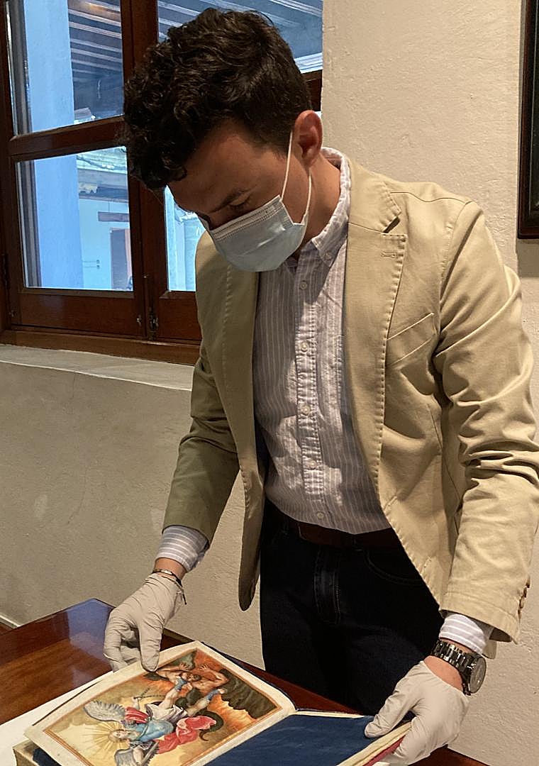 Imagen - Ignacio José Martínez revisa el documento de hidalguía descubierto en México.