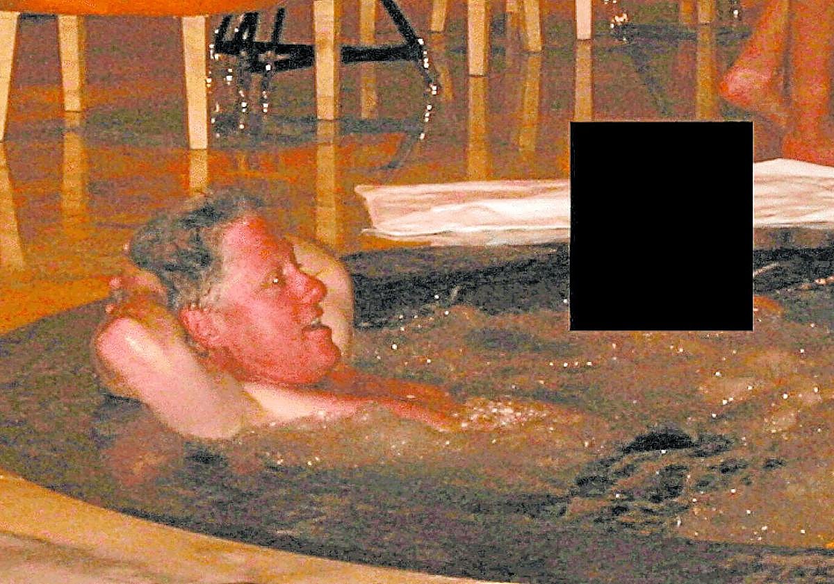 Imagen principal - Bill Clinton en un jacuzzi; Ghislaine Maxwell con el mago David Copperfield; Mick Jagger participa en una cena con Jeffrey Epsetein.