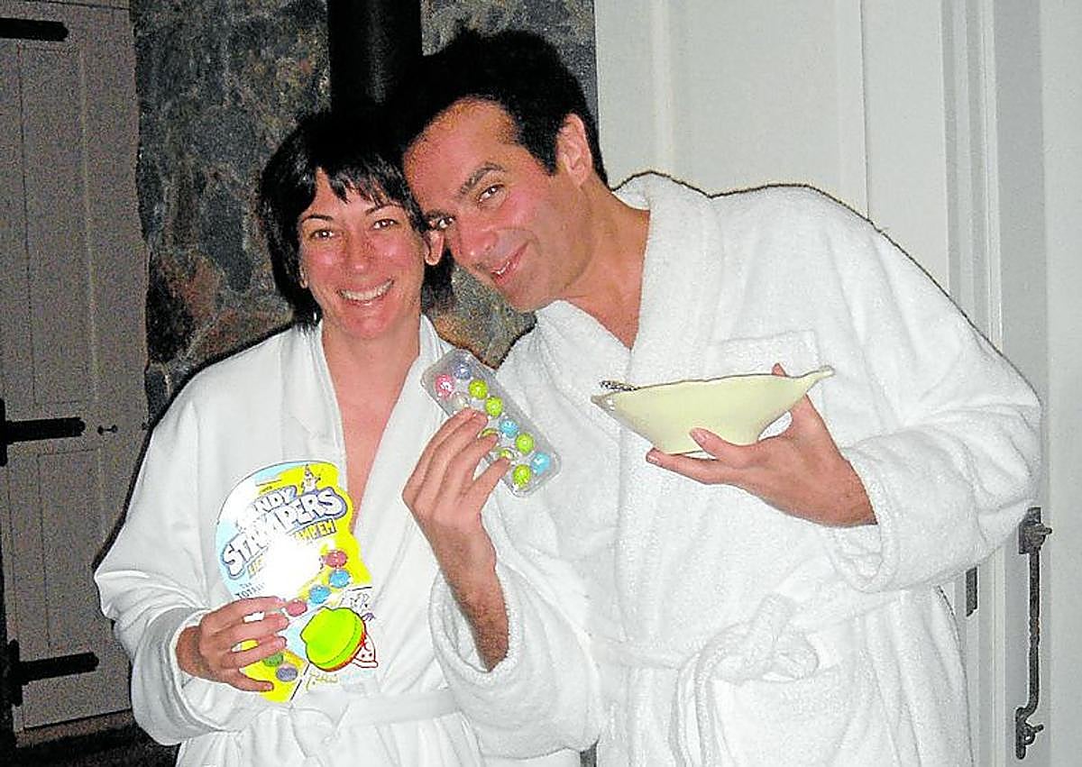 Imagen secundaria 1 - Bill Clinton en un jacuzzi; Ghislaine Maxwell con el mago David Copperfield; Mick Jagger participa en una cena con Jeffrey Epsetein.