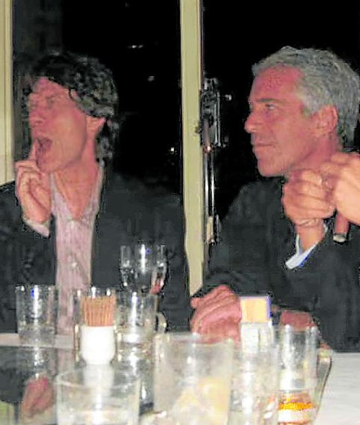 Imagen secundaria 2 - Bill Clinton en un jacuzzi; Ghislaine Maxwell con el mago David Copperfield; Mick Jagger participa en una cena con Jeffrey Epsetein.