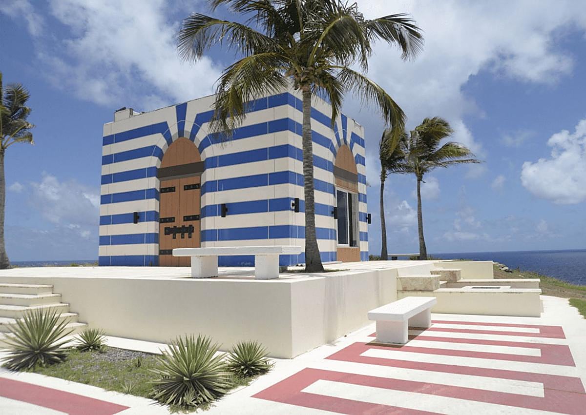 Imagen secundaria 1 - Escritorio de Epstein con múltiples fotos en las que aparece, entre otros, Trump; exterior de la mansión del pederasta en Islas Vírgenes; una carta del financiero dirigida a Larry Nassar donde cita al presidente.