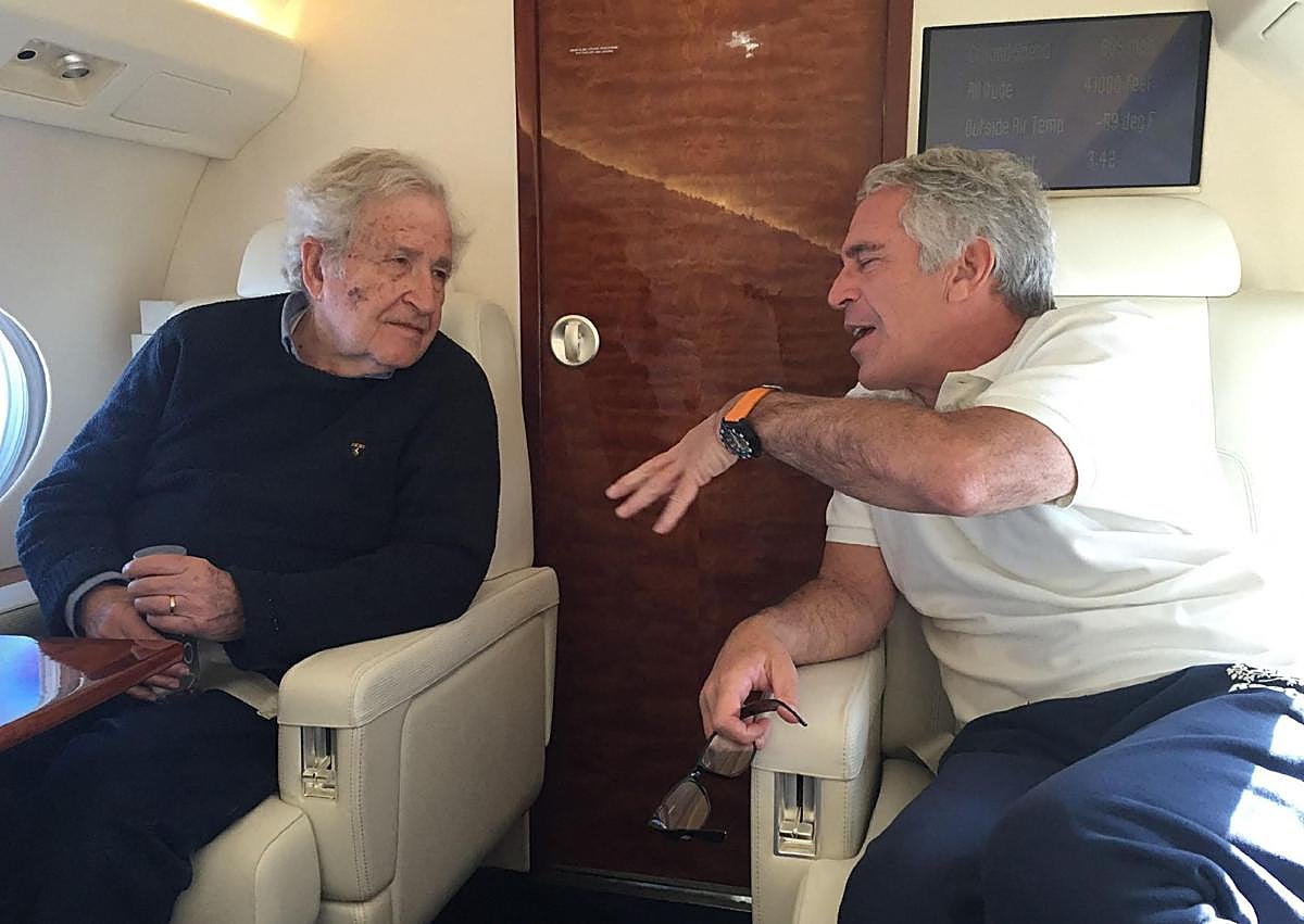 Imagen secundaria 1 - Bill Gates con una mujer no identificada; Noam Chomsky y Jefreey Epstein en un avión; un pasaporte del financiero pederasta. 