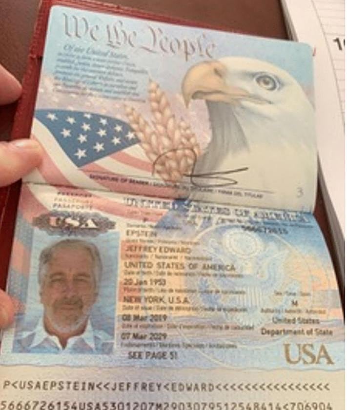 Imagen secundaria 2 - Bill Gates con una mujer no identificada; Noam Chomsky y Jefreey Epstein en un avión; un pasaporte del financiero pederasta. 