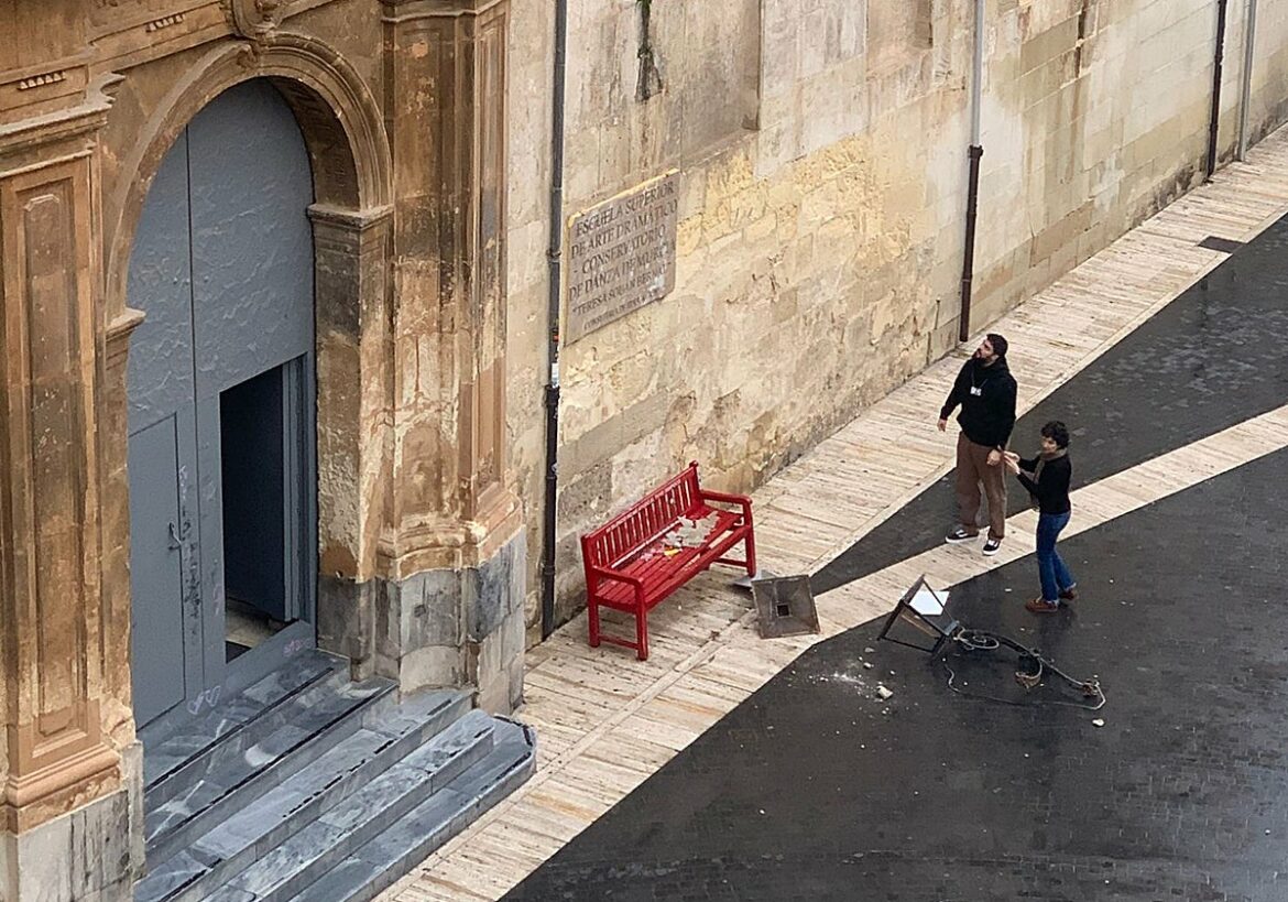 Se desprende una farola sobre un banco frente a la Escuela Superior de Arte Dramático de Murcia