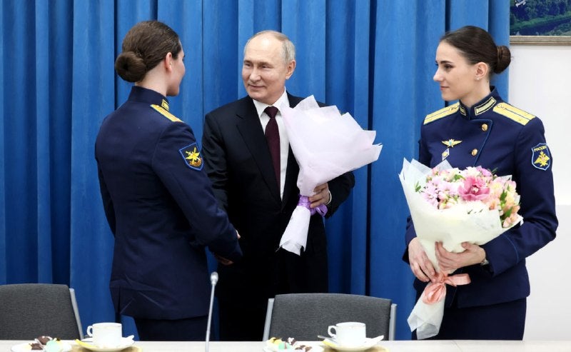 Putin visita la Escuela Superior de Aviación Militar de Krasnodar en 2024.