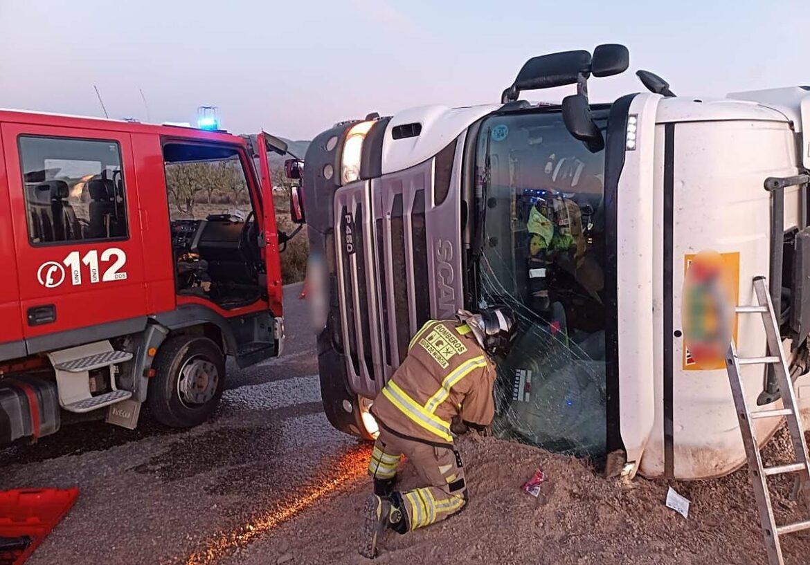 Herido un camionero al volcar su vehículo en Fuente Álamo