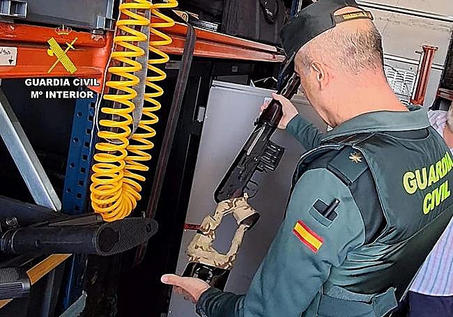 Un guardia civil examina una de las armas empleadas en el rodaje de 'F.A.S.T.'.