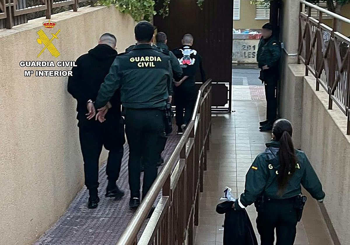 Imagen principal - La Guardia Civil halla armas de guerra en la casa de uno de los sospechosos del doble crimen de Lorca
