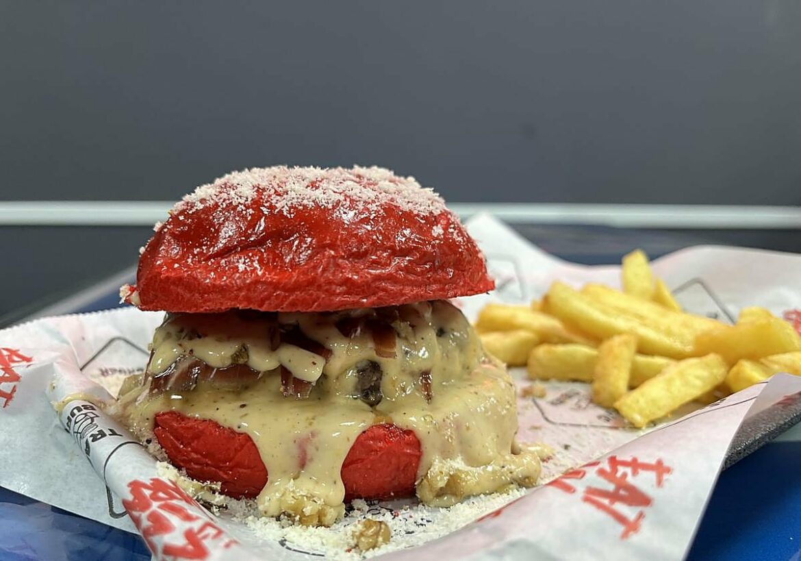 La hamburguesa navideña que puedes probar en este restaurante de la Región
