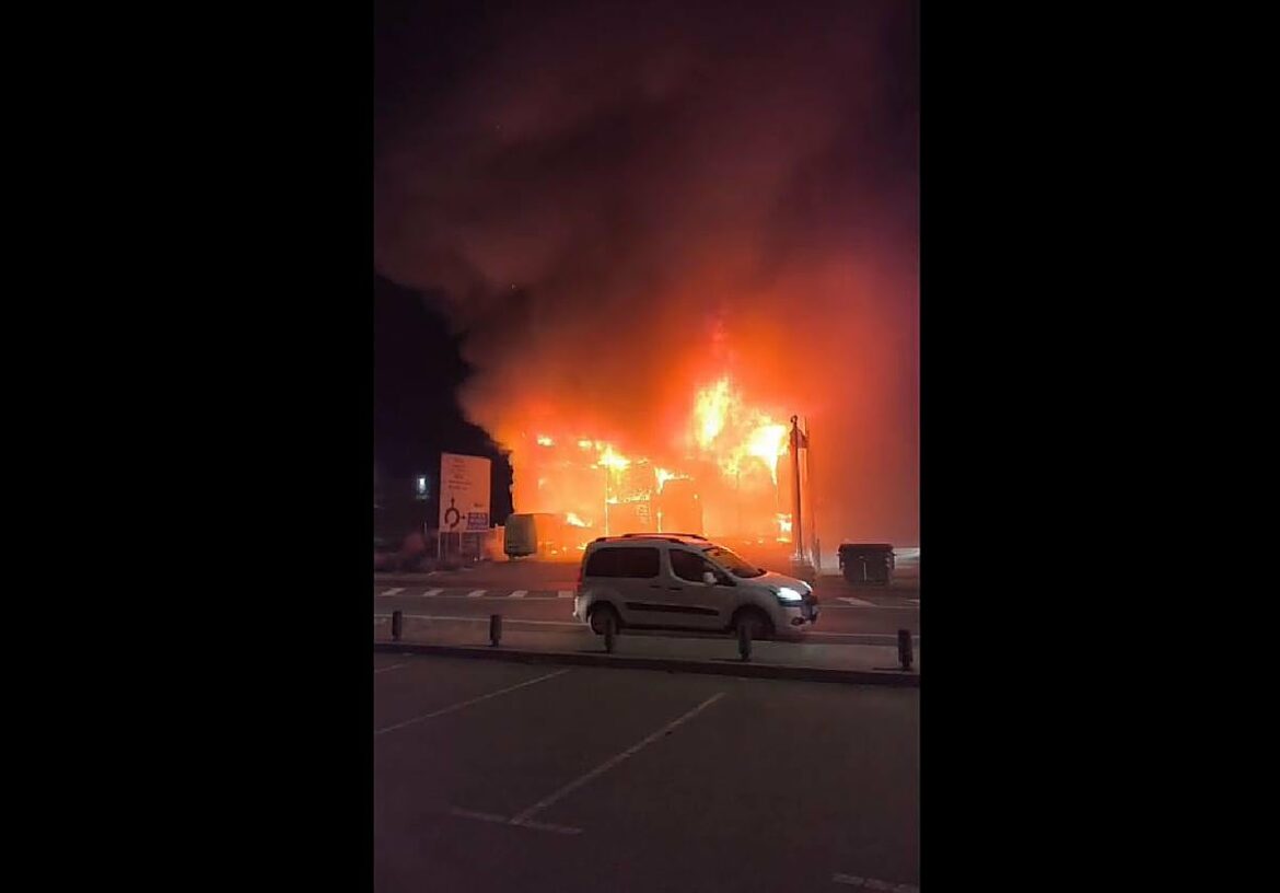 Un aparatoso incendio alerta a los vecinos de la pedanía murciana de Cobatillas