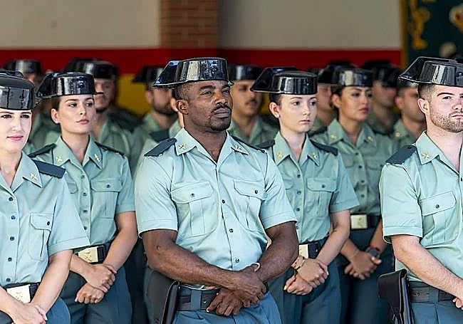 Jean Paul, en el centro, durante la presentación en Murcia de los 165 nuevos guardias civiles en prácticas.