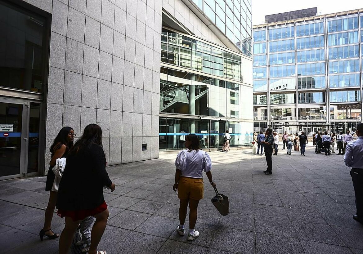 Llegar tarde al trabajo 176 veces no es motivo de despido: la justicia da la razón a la exempleada