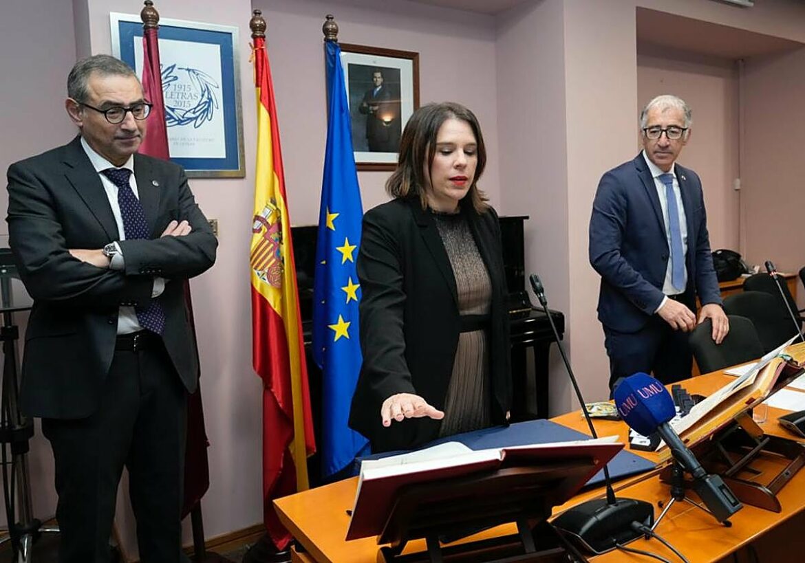 Carmen María Pujante toma posesión como nueva decana de la Facultad de Letras de la UMU