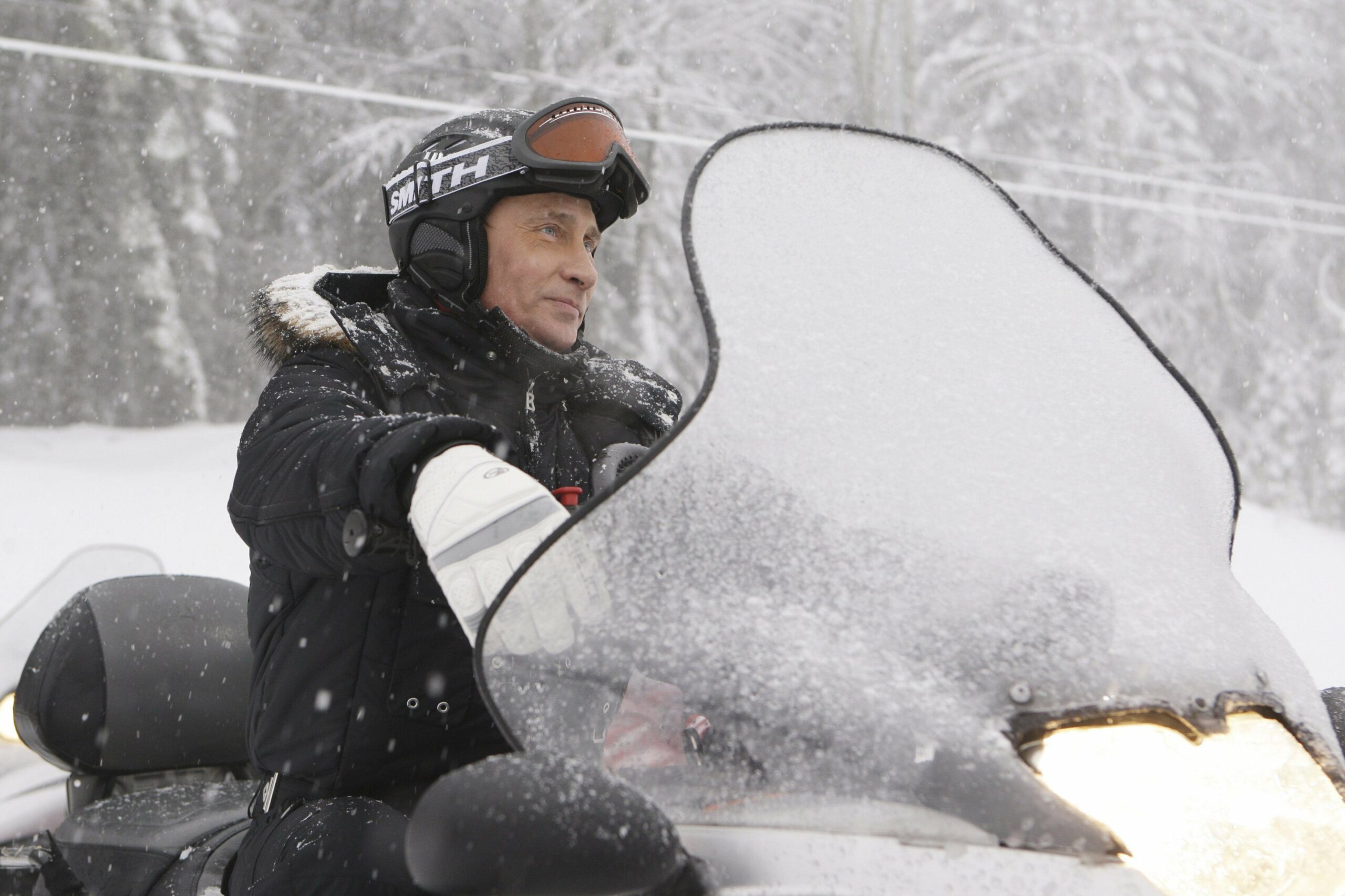 Putin conduce una moto de nieve en la estación de esquí rusa de Krasnaya Polyana, cerca de Sochi, al sur de Rusia, el 3 de enero de 2010.