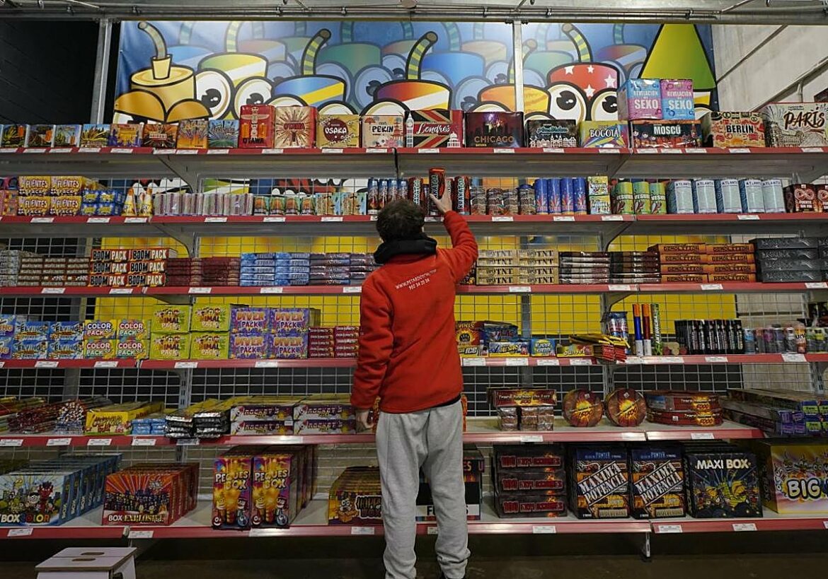 Cuidado con tirar petardos estas navidades: podrían multarte con más de 600 euros