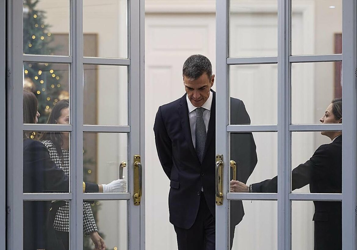 Sánchez comparece en medio de los escándalos de corrupción e insiste en seguir gobernando y buscar acuerdos «hasta debajo de las piedras»