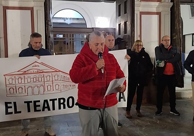 La escritora Inma Pelegrín durante la lectura del manifiesto.