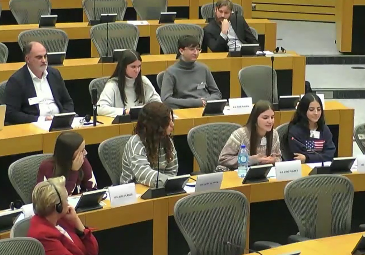 «Vivimos entre el ‘fomo’ y los ‘likes’»: alumnos del IES José Planes, de Murcia, llevan a Bruselas los riesgos de la adicción a las redes sociales