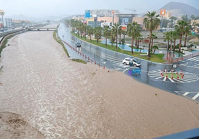Las rambla de Las Culebras de Águilas, desbordada ante las intensas lluvias.
